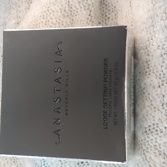 Anastasia Beverly Hills Loose Setting Powder, 25g/0.90oz - Picture 7 of 14